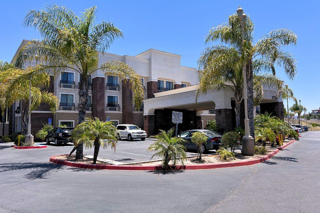 La Quinta Inn & Suites