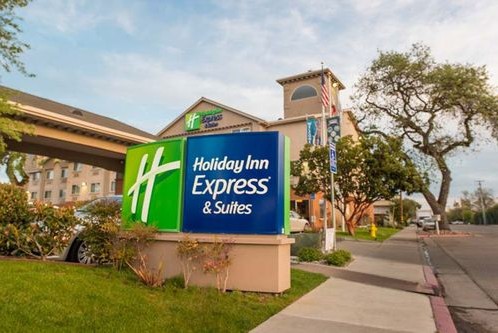 Holiday Inn Express front entrance and sign in Paso Robles